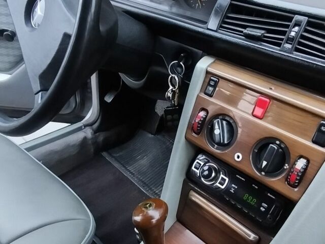 Серый Мерседес 200, объемом двигателя 2 л и пробегом 400 тыс. км за 2436 $, фото 7 на Automoto.ua