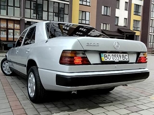 Серый Мерседес 200, объемом двигателя 2 л и пробегом 400 тыс. км за 2436 $, фото 4 на Automoto.ua