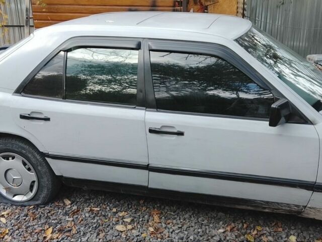 Серый Мерседес 200, объемом двигателя 2 л и пробегом 350 тыс. км за 998 $, фото 5 на Automoto.ua