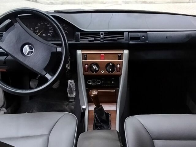 Серый Мерседес 200, объемом двигателя 2 л и пробегом 400 тыс. км за 2436 $, фото 6 на Automoto.ua