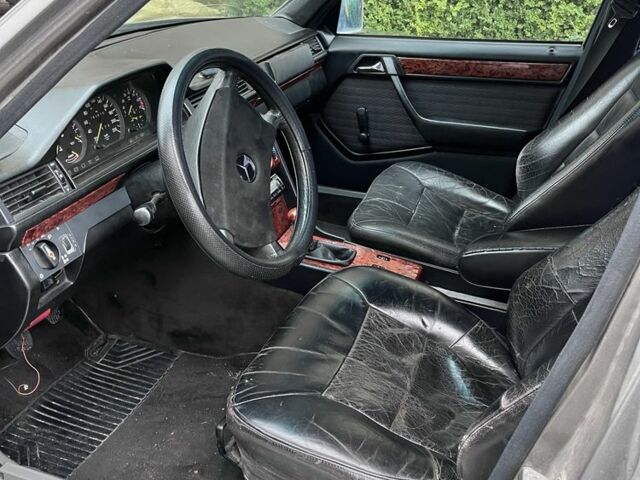 Серый Мерседес 200, объемом двигателя 2 л и пробегом 343 тыс. км за 1200 $, фото 2 на Automoto.ua