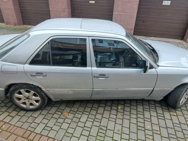 Серый Мерседес 200, объемом двигателя 2 л и пробегом 360 тыс. км за 1100 $, фото 6 на Automoto.ua