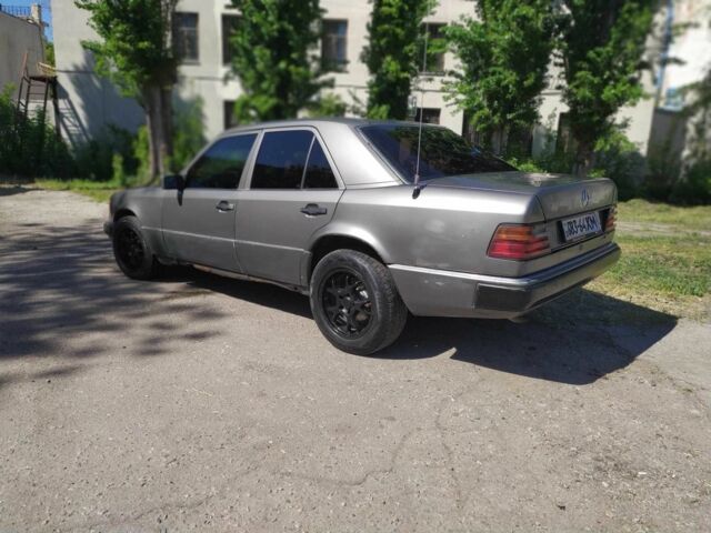 Серый Мерседес 200, объемом двигателя 2 л и пробегом 670 тыс. км за 1435 $, фото 6 на Automoto.ua