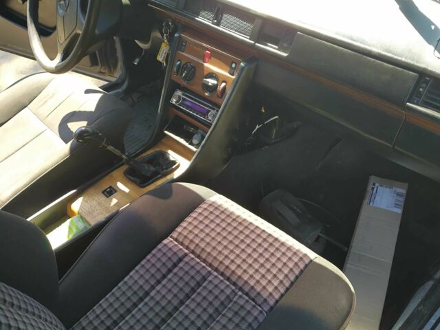 Серый Мерседес 200, объемом двигателя 2 л и пробегом 670 тыс. км за 1435 $, фото 2 на Automoto.ua