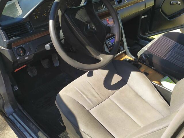 Серый Мерседес 200, объемом двигателя 2 л и пробегом 670 тыс. км за 1435 $, фото 4 на Automoto.ua