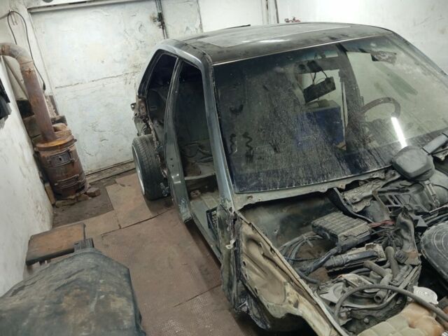 Серый Мерседес 200, объемом двигателя 2 л и пробегом 450 тыс. км за 1400 $, фото 4 на Automoto.ua