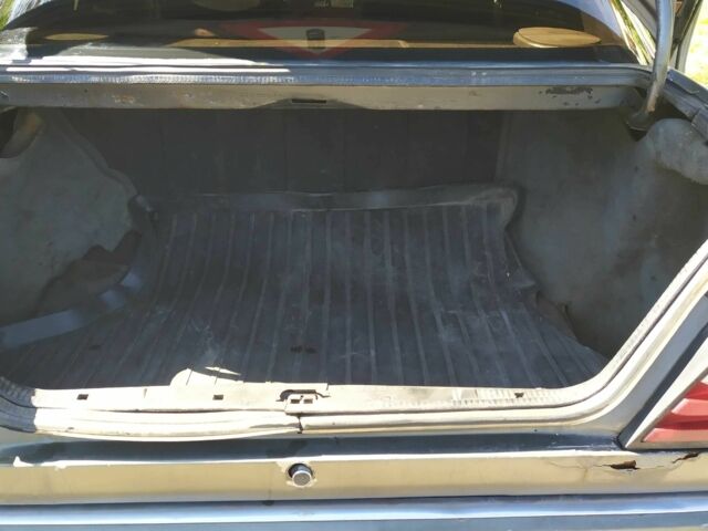 Серый Мерседес 200, объемом двигателя 2 л и пробегом 670 тыс. км за 1435 $, фото 3 на Automoto.ua