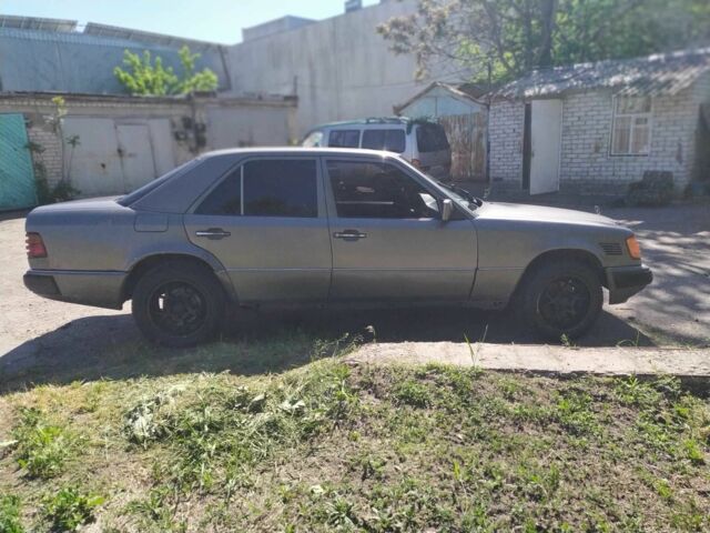 Серый Мерседес 200, объемом двигателя 2 л и пробегом 670 тыс. км за 1435 $, фото 5 на Automoto.ua