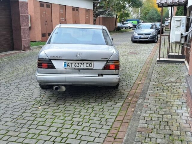 Серый Мерседес 200, объемом двигателя 2 л и пробегом 360 тыс. км за 1100 $, фото 4 на Automoto.ua