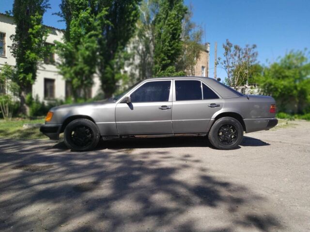 Серый Мерседес 200, объемом двигателя 2 л и пробегом 670 тыс. км за 1435 $, фото 7 на Automoto.ua