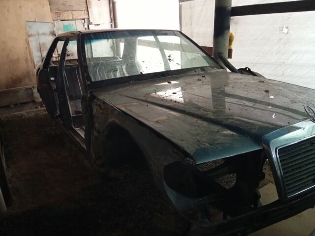 Серый Мерседес 200, объемом двигателя 2 л и пробегом 450 тыс. км за 1400 $, фото 1 на Automoto.ua