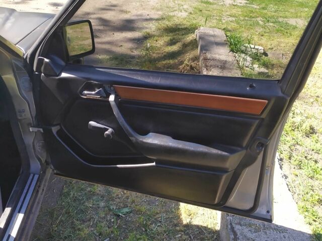 Серый Мерседес 200, объемом двигателя 2 л и пробегом 670 тыс. км за 1435 $, фото 1 на Automoto.ua