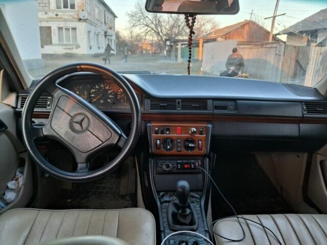 Серый Мерседес 200, объемом двигателя 2 л и пробегом 300 тыс. км за 2000 $, фото 3 на Automoto.ua