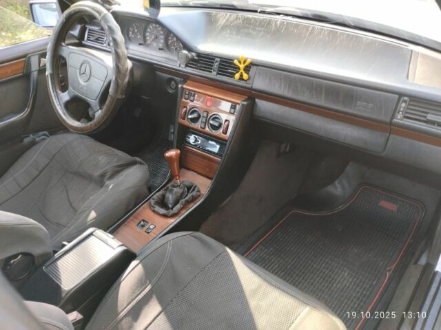 Сірий Мерседес 200, об'ємом двигуна 2 л та пробігом 300 тис. км за 1619 $, фото 4 на Automoto.ua