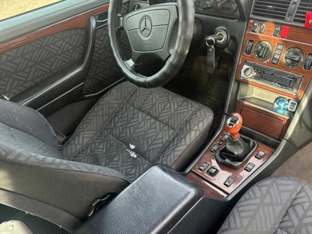 Серый Мерседес 200, объемом двигателя 2.8 л и пробегом 422 тыс. км за 2400 $, фото 5 на Automoto.ua