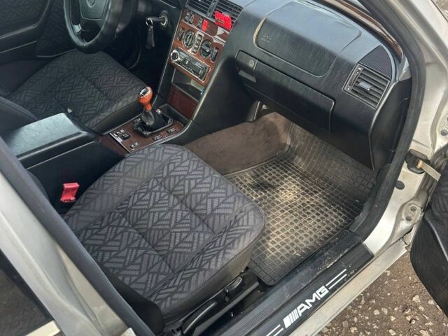 Серый Мерседес 200, объемом двигателя 2.8 л и пробегом 422 тыс. км за 2400 $, фото 4 на Automoto.ua