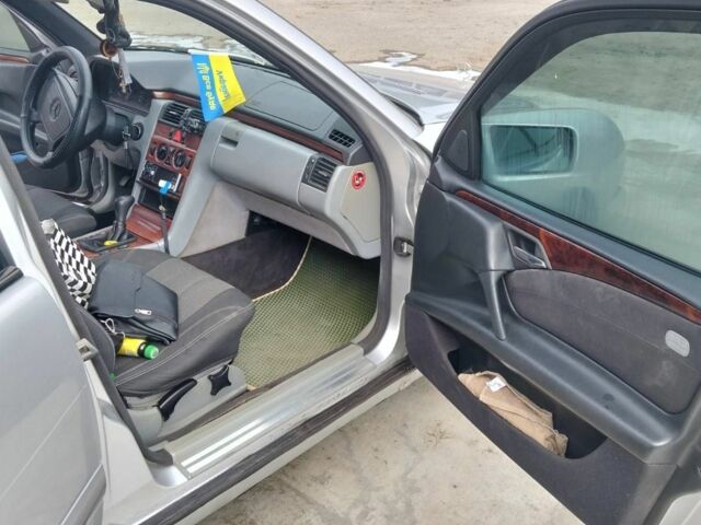 Серый Мерседес 200, объемом двигателя 2 л и пробегом 250 тыс. км за 3000 $, фото 4 на Automoto.ua