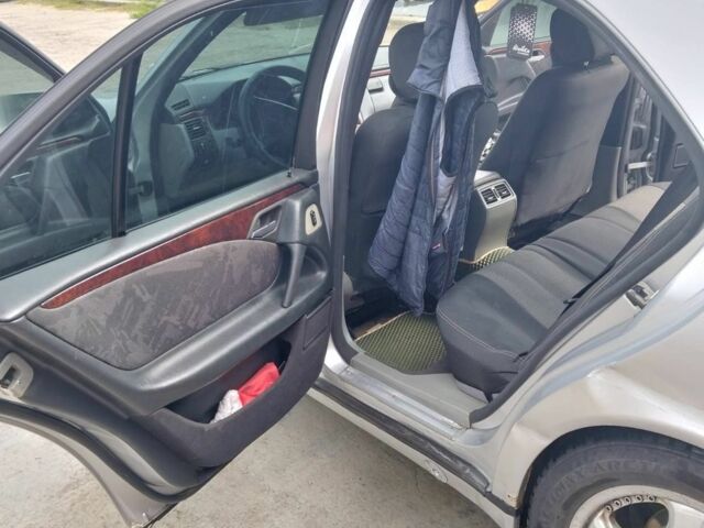 Серый Мерседес 200, объемом двигателя 2 л и пробегом 250 тыс. км за 3000 $, фото 8 на Automoto.ua