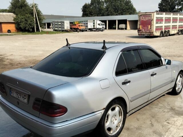 Серый Мерседес 200, объемом двигателя 2 л и пробегом 250 тыс. км за 3000 $, фото 5 на Automoto.ua