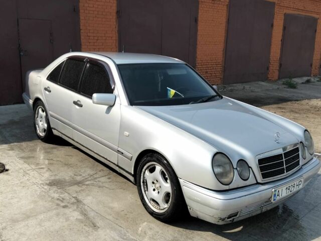 Серый Мерседес 200, объемом двигателя 2 л и пробегом 250 тыс. км за 3000 $, фото 1 на Automoto.ua