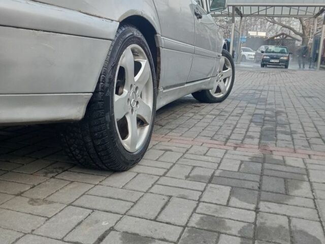 Серый Мерседес 200, объемом двигателя 2 л и пробегом 257 тыс. км за 2350 $, фото 3 на Automoto.ua