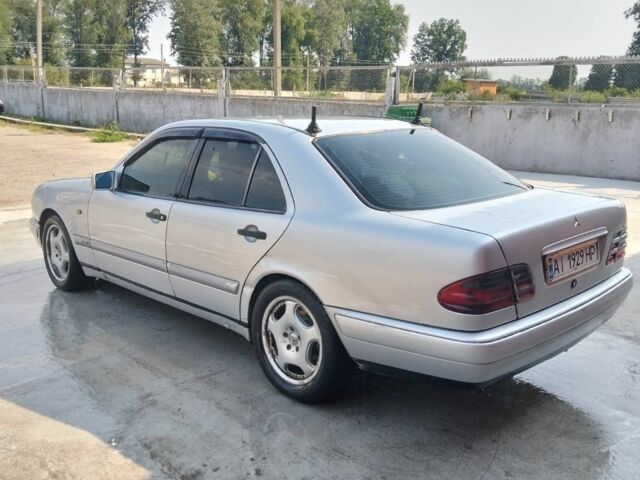 Серый Мерседес 200, объемом двигателя 2 л и пробегом 250 тыс. км за 3000 $, фото 3 на Automoto.ua