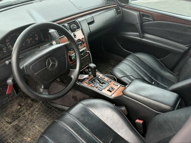 Сірий Мерседес 200, об'ємом двигуна 2.2 л та пробігом 350 тис. км за 3250 $, фото 3 на Automoto.ua