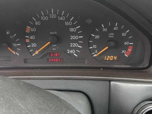 Мерседес 200 1997 в Васильковке на Automoto.ua Серый Мерседес 200, объемом двигателя 2 л и пробегом 244 тыс. км за 3000 $, фото 7 на Automoto.ua