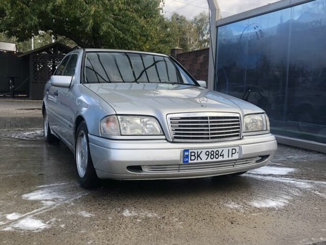 Сірий Мерседес 200, об'ємом двигуна 2 л та пробігом 339 тис. км за 3400 $, фото 1 на Automoto.ua