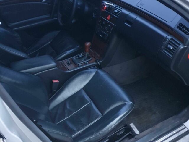 Серый Мерседес 200, объемом двигателя 2.8 л и пробегом 230 тыс. км за 2550 $, фото 11 на Automoto.ua