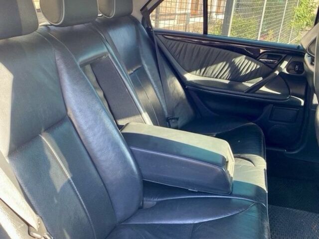 Серый Мерседес 200, объемом двигателя 2 л и пробегом 350 тыс. км за 3800 $, фото 2 на Automoto.ua