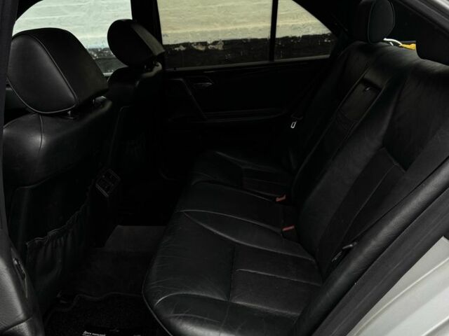 Серый Мерседес 200, объемом двигателя 2 л и пробегом 350 тыс. км за 3500 $, фото 7 на Automoto.ua