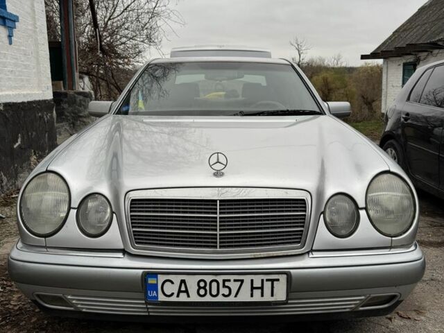 Серый Мерседес 200, объемом двигателя 2 л и пробегом 350 тыс. км за 3500 $, фото 4 на Automoto.ua