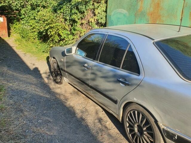 Сірий Мерседес 200, об'ємом двигуна 2 л та пробігом 500 тис. км за 3759 $, фото 1 на Automoto.ua