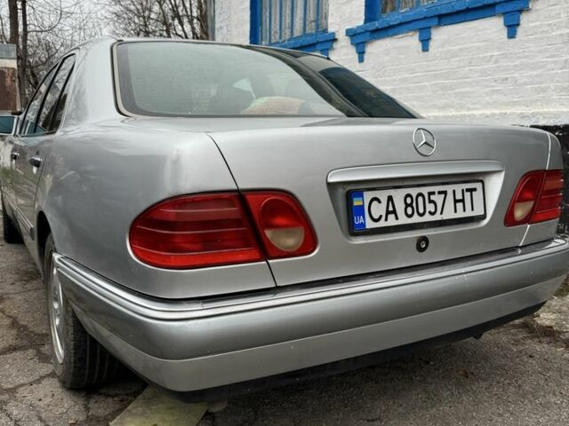 Серый Мерседес 200, объемом двигателя 2 л и пробегом 350 тыс. км за 3500 $, фото 1 на Automoto.ua