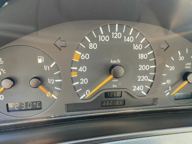 Серый Мерседес 200, объемом двигателя 2 л и пробегом 350 тыс. км за 3800 $, фото 6 на Automoto.ua