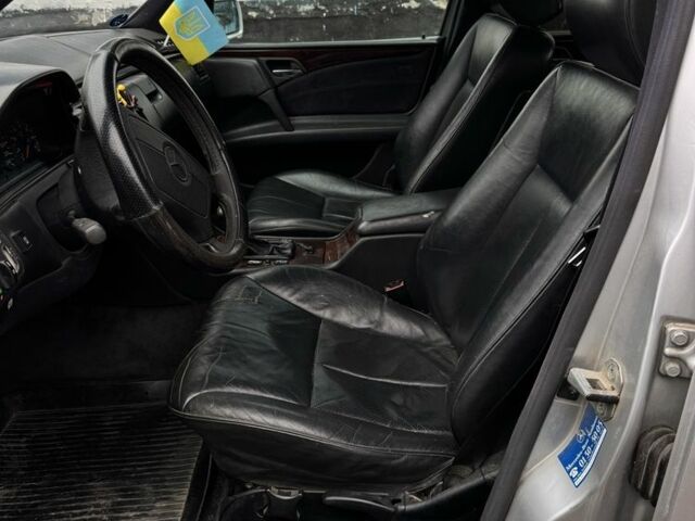 Серый Мерседес 200, объемом двигателя 2 л и пробегом 350 тыс. км за 3500 $, фото 6 на Automoto.ua