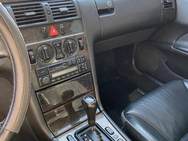 Серый Мерседес 200, объемом двигателя 2 л и пробегом 350 тыс. км за 3800 $, фото 1 на Automoto.ua