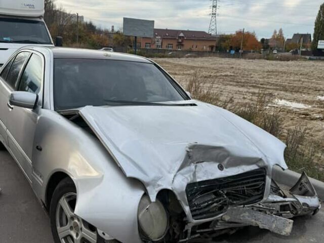 Сірий Мерседес 200, об'ємом двигуна 2 л та пробігом 350 тис. км за 2200 $, фото 1 на Automoto.ua