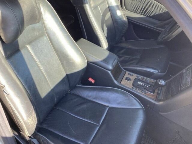 Серый Мерседес 200, объемом двигателя 2 л и пробегом 350 тыс. км за 3800 $, фото 3 на Automoto.ua