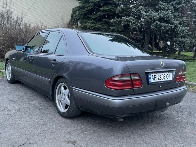 Серый Мерседес 200, объемом двигателя 2 л и пробегом 270 тыс. км за 3100 $, фото 3 на Automoto.ua