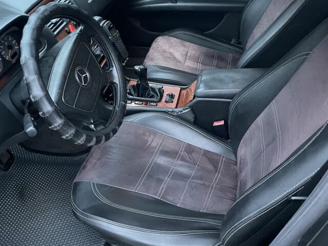 Серый Мерседес 200, объемом двигателя 2 л и пробегом 270 тыс. км за 3100 $, фото 5 на Automoto.ua