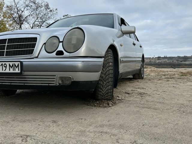 Серый Мерседес 200, объемом двигателя 2 л и пробегом 500 тыс. км за 2600 $, фото 1 на Automoto.ua
