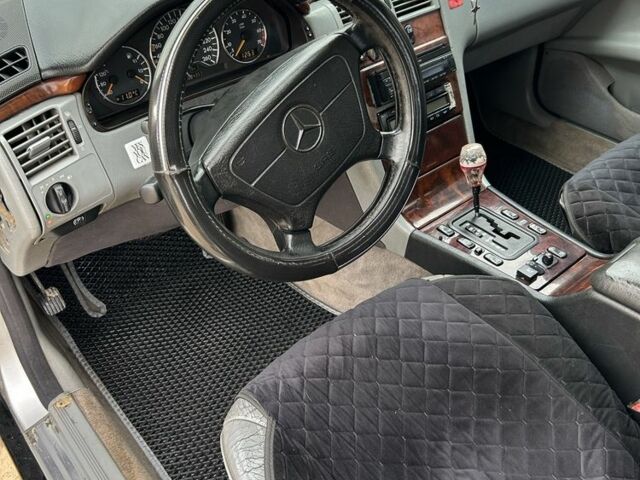 Серый Мерседес 200, объемом двигателя 2 л и пробегом 500 тыс. км за 2600 $, фото 7 на Automoto.ua