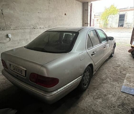 Сірий Мерседес 200, об'ємом двигуна 2.2 л та пробігом 400 тис. км за 3600 $, фото 2 на Automoto.ua