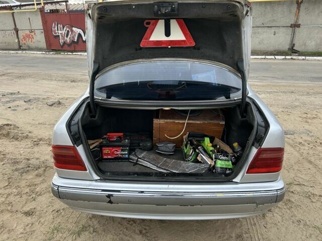 Серый Мерседес 200, объемом двигателя 2 л и пробегом 500 тыс. км за 2600 $, фото 6 на Automoto.ua