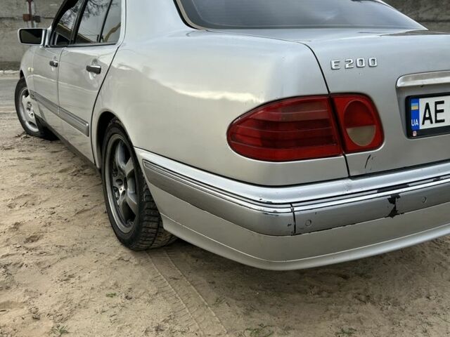 Серый Мерседес 200, объемом двигателя 2 л и пробегом 500 тыс. км за 2600 $, фото 4 на Automoto.ua