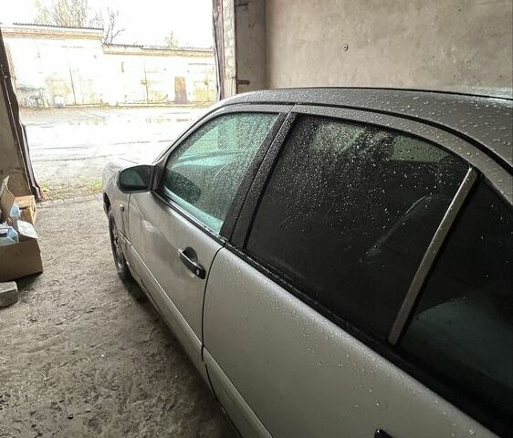 Сірий Мерседес 200, об'ємом двигуна 2.2 л та пробігом 400 тис. км за 3600 $, фото 1 на Automoto.ua