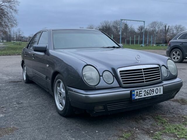Серый Мерседес 200, объемом двигателя 2 л и пробегом 270 тыс. км за 3100 $, фото 1 на Automoto.ua