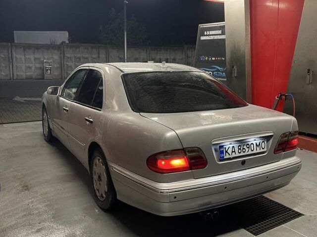 Серый Мерседес 200, объемом двигателя 2.2 л и пробегом 695 тыс. км за 4400 $, фото 3 на Automoto.ua